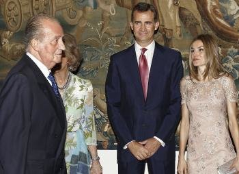 Los reyes y los príncipes de Asturias, poco antes de la cena que ofrecieron ayer a las autoridades de Baleares.