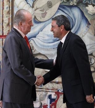 l rey Juan Carlos saluda al presidente del Parlamento de Baleares, Pere Rotger