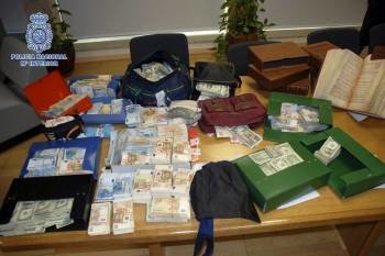 Parte del dinero que localizó la Policía en poder de Manuel Fernández Castiñeiras. (Foto: ARCHIV0)
