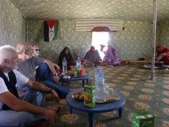 Visita ayer al campamento de Rabuni (Argelia) de la delegación de cooperantes españoles.