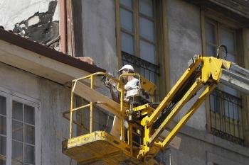 Un obrero realizando trabajos en la fachada de un edificio ayer en torno al mediodía en Ourense. (Foto: Miguel Angel)
