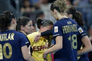 Las jugadoras españolas, desoladas a la finalización del partido. (Foto: Felipe Trueba)