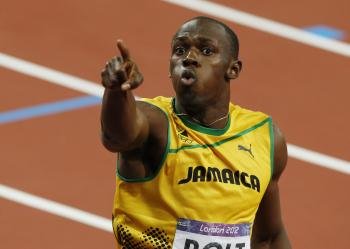 Bolt señala nada más conquistar la victoria en la carrera de los 200 metros de los Juegos Olímpicos de Londres.