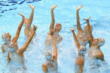 El equipo español de natación sincronizada realiza el ejercicio de rutina libre (Foto: EFE)