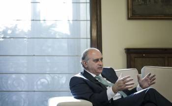 El ministro del Interior, Jorge Fernández Díaz durante una entrevista. (Foto: EMILIO NARANJO)