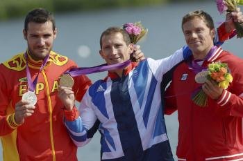 El español Saul Craviotto Rivero, el inglés Ed McKeever y el canadiense Mark de Jong, posan con sus medallas de plata, oro y bronce (Foto: EFE)