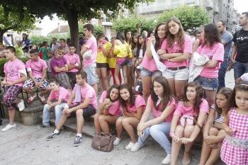 El concurso de camisetas de las peñas reunió ayer a cientos de jóvenes en la Plaza Mayor. (Foto: MARCOS ATRIO)