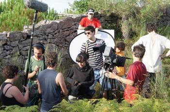 Los miembros del equipo durante la grabación de una escena en la Baixa LImia.