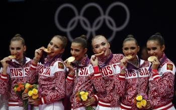 El aquipo ruso de gimnasia se adjudicó la medalla de oro en la disciplina de gimnasia rítmica en los Juegos Olimpicos de Londres (Foto: EFE)