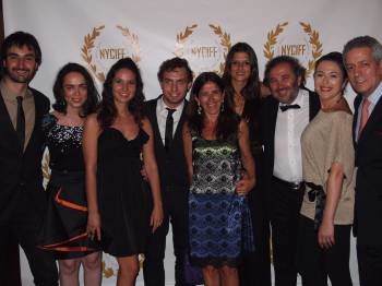 El equipo del filme 'Vilamor' posa, junto a Isabel Pérez, antes del estreno en los Tribeca Cinema 2.