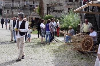 Los visitantes aprecian el trabajo de los cesteros. (Foto: JAINER BARROS)