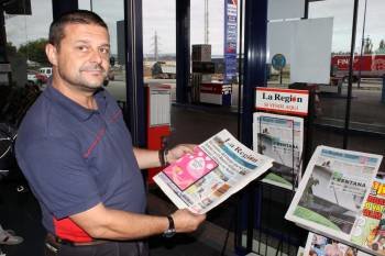 Un cliente adquiere el ejemplar del periódico con la película de 'Incordio rosa'.  (Foto: JAINER BARROS)