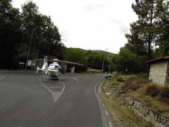 El helicóptero traslada al vecino que resultó herido grave en una finca de Nogueira de Ramuín.