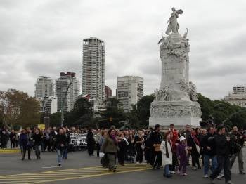 Miembros de la colectividad española en Argentina durante una manifestación por el derecho al voto. (Foto: ARCHIVO)