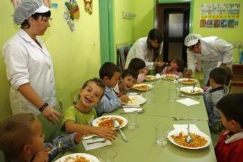 Un grupo de alumnos en un comedor escolar bajo la supervisión de sus cuidadoras. (Foto: ARCHIVO)