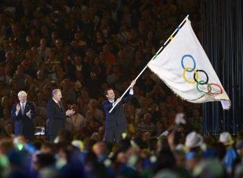 Eduardo Paes, alcalde de Río, ondea la bandera olímpica.