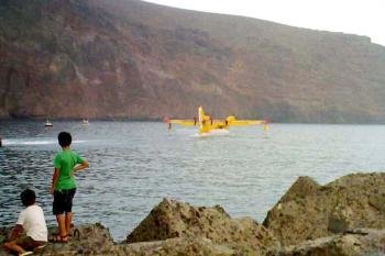 Un hidroavión reposta en el puerto de Las Vueltas de Valle Gran Rey donde tres de estos aparatos siguen trabajando en el incendio de la isla 