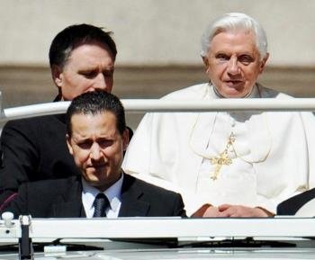 Imagen de archivo del 16 de junio de 2010, del mayordomo del Papa, Paolo Gabriele (primer plano izq)