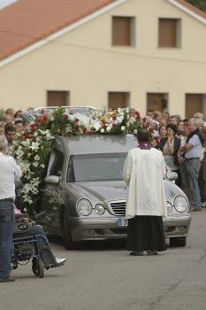 Un momento de la conducción del cadáver hasta la iglesia. (Foto: Miguel Angel)