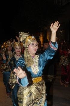 Las bailarinas de Indonesia con sus vistosos trajes.