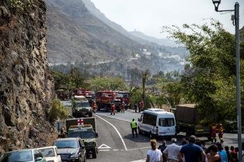 Los bomberos cortan el paso hacia la zona de Valle Gran Rey, en la isla de La Gomera.