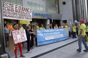 Los afectados de Vigo y Val Miñor llevan meses movilizándose ante la sede de NCG en Vigo. 