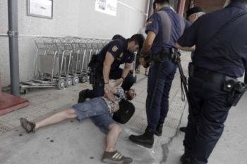 Miembros de la policía nacional detienen al fotógrafo del Diario de Pontevedra, Rafael Estévez