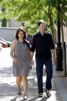 El viceprimer ministro británico, Nick Clegg (d), pasea con su mujer, la española Míriam González (i), por la localidad vallisoletana de Olmedo