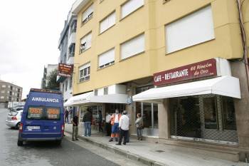Una ambulancia en la puerta del restaurante 'El Rincón de Oro' en Carral (A Coruña).   (Foto: CABALAR)