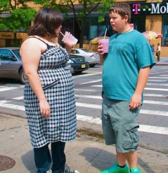 Dos jóvenes con sobrepeso toman un refresco en la calle. (Foto: ARCHIVO)