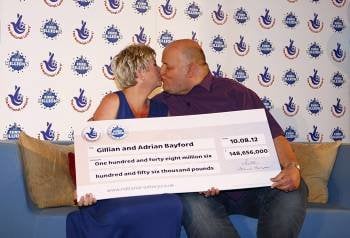 El matrimonio británico posa con el cheque del premio obtenido en el sorteo de Euromillones. (Foto: SEAN DEMPSEY)
