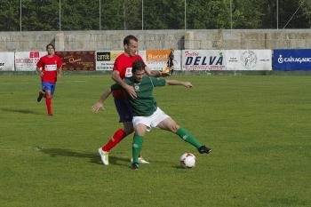 Un jugador del Arenteiro cubre el balón ante la presión de  Borja Yebra