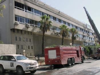 Los bomberos trabajan tras la explosión registrada cerca del hotel de los observadores de la ONU