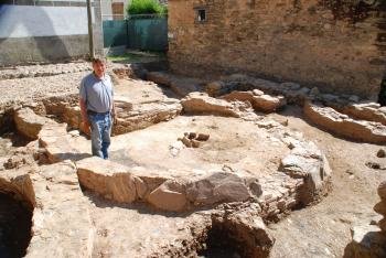 El arqueólogo Santiago Ferrer en la excavaciones