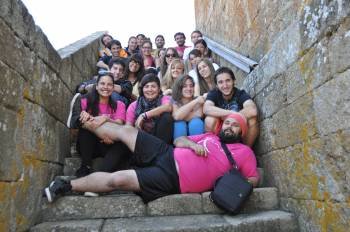 Los jóvenes participantes en el campo de trabajo en una visita a la torre de Vilanova dos Infantes.