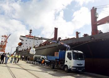 Un camión grúa desembarca los fardos de cocaína del carguero tras llegar al puerto de Cádiz. (Foto: VÍCTOR LÓPEZ)