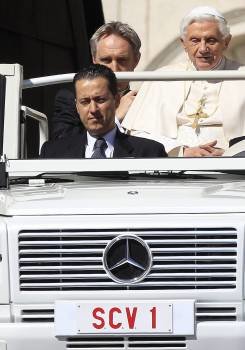 El mayordomo papal Paolo Gabriele acompaña a Benedicto XVI en una de sus salidas del Vaticano.