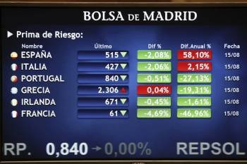 Panel de la Bolsa española que recoge la evolución de la prima de riesgo en varios países europeos. (Foto: PACO CAMPOS)