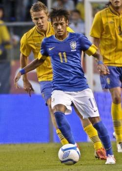 Neymar conduce el balón ante el sueco Andreas Granqvist. (Foto: F. SANDBERG)