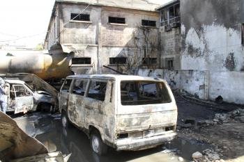 Dos furgonetas, tras la explosión registrada en Damasco junto al hotel de los observadores de la ONU. 