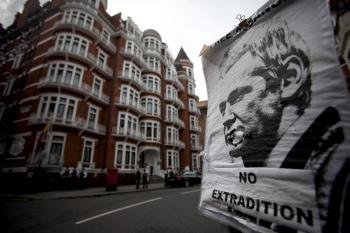 Un póster del fundador de WikiLeaks, el australiano Julian Assange, a la entrada de la embajada de Ecuador en Londres (Foto: efe)