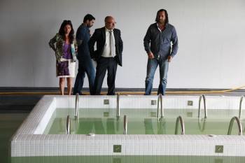 Isabel Pérez, Saúl Álvarez, Francisco Rodríguez y Genaro Lorenzo, en la zona de aguas del complejo de As Eiroás. (Foto: JOSÉ PAZ)