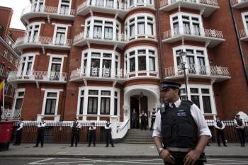 Un grupo de agentes británicos de policía custodia la sede de la Embajada de Ecuador en Londres. (Foto: TAL COHEN)