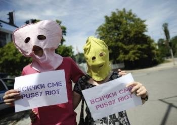 Seguidores del grupo punk ruso Pussy Riot sostienen pancartas en las que se puede leer 'todos somos Pussy Riot'