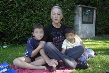 Alfredo Castilla, el afectado, junto sus dos hijos. (Foto: MIGUEL ÁNGEL)