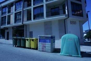 Fila de contenedores de reciclaje ubicados en el municipio alaricano. (Foto: MARCOS ATRIO)