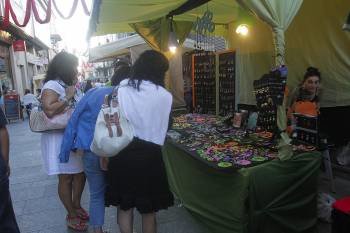 Un grupo de mujeres observa uno de los puestos del mercado de productos artesanales. (Foto: MIGUEL ÁNGEL)