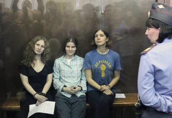 Tres de las componentes del grupo Pussy Riot tras ser condenadas a dos años de prisión. (Foto: M. SHIPENKOV)