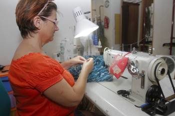 Una costurera realiza a un vestido unos arreglos en un negocio en la ciudad. (Foto: MIGUEL ÁNGEL)