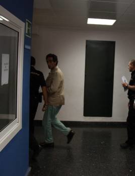 Antonio Sánchez, escoltado por un policía, antes de declarar. (Foto: JOSÉ PAZ)